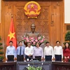 Thủ tướng Phạm Minh Chính chụp ảnh với Chủ tịch Tập đoàn AstraZeneca Nitin Kapoor và các đại biểu. (Nguồn: chinhphu.vn) 