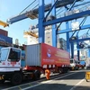 Bốc xếp container hàng hóa xuất nhập khẩu tại cảng Tân Cảng-Cát Lái, Thành phố Hồ Chí Minh. (Ảnh Thanh Vũ/TTXVN) 