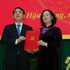Bà Trương Thị Mai, Ủy viên Bộ Chính trị, Bí thư Trung ương Đảng, Trưởng Ban Tổ chức Trung ương, trao quyết định cho Bí thư Tỉnh ủy Nghiêm Xuân Thành. (Ảnh: Duy Khương/TTXVN)