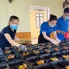 Đoàn viên, thanh niên huyện Hưng Nguyên (Nghệ An) chia khẩu phần các thức ăn để phục vụ bệnh nhân mắc COVID-19 và y, bác sỹ cùng lực lượng tuyến đầu đang làm nhiệm vụ tại Bệnh viện dã chiến số 1. (Ảnh: Tá Chuyên/TTXVN)