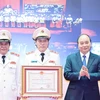 Chủ tịch nước Nguyễn Xuân Phúc trao tặng Huân chương Bảo vệ Tổ quốc hạng Nhất cho lực lượng An ninh nhân dân. (Ảnh: Thống Nhất/TTXVN) (Ảnh: Thống Nhất/TTXVN) 
