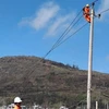 Nhân viên điện lực khẩn trương khắc phục sự cố trên lưới điện tại Quảng Ngãi hồi năm 2020. (Ảnh: Lê Ngọc Phước/TTXVN)
