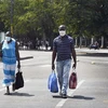 Người dân đeo khẩu trang phòng lây nhiễm COVID-19 tại La Habana, Cuba. (Ảnh: THX/TTXVN) 