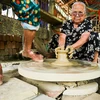 Trải qua 5 thế kỷ, đến nay gốm Thanh Hà vẫn giữ cách thức sản xuất thủ công và gần như độc nhất, đó là tạo hình bằng tay hoặc bàn xoay đạp chân, không dùng khuôn. Công đoạn chuốt đất (tạo hình sản phẩm) phải có hai người một người đứng 1 chân còn chân kia