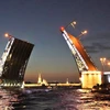 Hình ảnh hai cánh cầu rộng mở từ lâu đã là biểu tượng của thành phố St. Petersburg. Cầu được xây dựng đầu thế kỷ 20 với phần kết cấu thép nặng 7770 tấn, dài 250m, mỗi cánh cầu mở có trọng lượng 700 tấn. (Ảnh: Duy Trinh/TTXVN) 