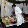 Kiểm tra sức khỏe thương, bệnh binh là công việc hàng ngày của các bác sỹ tại Trung tâm điều dưỡng thương binh Duy Tiên. (Ảnh: Nguyễn Chinh/TTXVN)