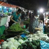 Người dân lựa chọn mua rau củ tại chợ đầu mối Minh Khai. (Ảnh: Vũ Sinh/TTXVN) 