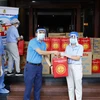 Phó Chủ tịch Liên đoàn Lao động thành phố Hà Nội Lê Đình Hùng trao quà cho công nhân đang cách ly tại khách sạn Hà Anh. (Ảnh: Minh Đức/TTXVN) 