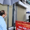 Chủ tịch nước Nguyễn Xuân Phúc thăm hỏi nhân dân trong khu vực phong tỏa tại thị trấn, Hóc Môn, huyện Hóc Môn. (Ảnh: Thống Nhất/TTXVN) 