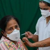 Tiêm vaccine AstraZeneca phòng COVID-19 cho người dân tại Mumbai, Ấn Độ. (Nguồn: AFP/TTXVN)