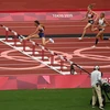 Vận động viên Quách Thị Lan (phải) thi đấu ở vòng loại nội dung 400m vượt rào nữ Olympic Tokyo 2020 ngày 31/7/2021. (Nguồn: AFP/TTXVN)