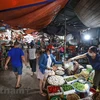 Các phường tại quận Tây Hồ cũng đã phối hợp tổ chức sắp xếp các chợ trên địa bàn chỉ bán các mặt hàng thiết yếu, bảo đảm cung cấp đầy đủ nhu yếu phẩm hằng ngày cho nhân dân. (Ảnh: Minh Sơn/Vietnam+)