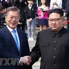 Tổng thống Hàn Quốc Moon Jae-in (trái) bắt tay hữu nghị Nhà lãnh đạo Triều Tiên Kim Jong-un (phải) tại làng đình chiến Panmunjom. (Nguồn: YONHAP/TTXVN) 