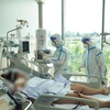 Các y bác sỹ chăm sóc, điều trị cho bệnh nhân nặng, nguy kịch tại Bệnh viện Hồi sức COVID-19 Thành phố Hồ Chí Minh. (Ảnh: TTXVN phát)