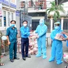 Lãnh đạo Liên đoàn Lao động quận Bình Thạnh, Thành phố Hồ Chí Minh trao quà hỗ trợ cho người lao động tuyến đầu chống dịch COVID-19. (Ảnh: Thanh Vũ/TTXVN)