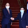 Chủ tịch nước Nguyễn Xuân Phúc hội kiến Thủ tướng Lào Phankham Viphavanh. (Ảnh : Thống Nhất/TTXVN) 