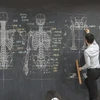 Giảng viên Zhong Quanbin với những bản vẽ siêu chi tiết về cơ thể người trên bảng đen. (Nguồn: Zhong Quanbin/Facebook)