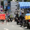 Chốt kiểm tra phương tiện giao thông trên đường Cộng Hòa (quận Tân Bình). (Ảnh: Thanh Vũ/TTXVN) 