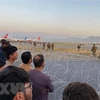 Binh sỹ Mỹ gác tại sân bay Kabul, Afghanistan, khi hoạt động sơ tán được tiến hành tại đây. (Ảnh: AFP/TTXVN) 