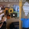 David Rush lập kỷ lục Guinness thế giới khi dùng đầu cân bằng 101 cuộn giấy vệ sinh(Nguồn: www.upi.com) 