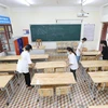 Học sinh Trường Trung học Phổ thông Dân tộc nội trú tỉnh Lạng Sơn kê lại bàn ghế trong các lớp chuẩn bị đón năm học mới. (Ảnh: Anh Tuấn/TTXVN) 