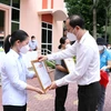Phó Bí thư Thành ủy Thành phố Hồ Chí Minh Nguyễn Hồ Hải trao giấy biểu dương tri ân các tình nguyện viên tôn giáo đã hoàn thành nhiệm vụ. (Ảnh: Xuân Khu/TTXVN) 