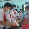 Học sinh trường THCS Lê Hồng Phong (thành phố Quy Nhơn) rửa tay sát khuẩn ngay tại lớp học. (Ảnh: Tường Quân/TTXVN) 