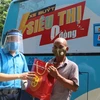 Lãnh đạo tổ chức Công đoàn Thủ đô trao quà hỗ trợ khó khăn cho người lao động quận Hà Đông. (Ảnh: TTXVN phát) 