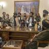 Các chỉ huy Taliban kiểm soát Phủ Tổng thống Afghanistan tại Kabul, ngày 15/8. (Ảnh: AP/TTXVN) 