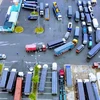Hàng chục xe tải, xe container vẫn nằm chờ được vào thành phố Cần Thơ giao nhận hàng trong ngày 26/8 tại Bến xe trung tâm thành phố. (Ảnh: TTXVN phát) 
