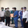 Thủ tướng Phạm Minh Chính tặng quà đội ngũ bác sỹ đang tham gia điều trị bệnh nhân COVID-19 tại bệnh viện dã chiến Hồi sức tích cực ở Bệnh viện quốc tế Becamex tỉnh Bình Dương. (Ảnh: TTXVN) 