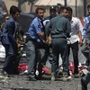Chuyển người bị thương trong vụ nổ nghi là đánh bom liều chết bên ngoài sân bay quốc tế ở Kabul, Afghanistan ngày 26/8/2021. (Ảnh: Aljazeera/TTXVN) 