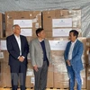 Ông David Dương, kiều bào Mỹ, Chủ tịch Công ty California Waste Solutions (CWS) trao tặng 250 máy trợ thở oxy cho Việt Nam. (Ảnh: TTXVN/phát)