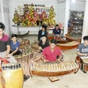 Các thành viên đội nhạc ngũ âm chùa Prés Buône Prés Phék cùng nhau tập luyện. (Nguồn: Báo Sóc Trăng)