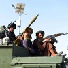 Các thành viên Taliban tuần tra trên một tuyến phố ở thành phố Kandahar, miền Nam Afghanistan. (Ảnh: THX/TTXVN) 