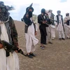 Các tay súng và phiến quân Taliban trên một ngọn đồi tại Maydan Shahr thuộc tỉnh Wardak, Afghanistan. (Ảnh: AFP/TTXVN)