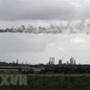 Khói phát thải ra từ một nhà máy lọc dầu gần Port Arthur, bang Texas, Mỹ. (Ảnh: AFP/TTXVN) 