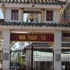 Đại diện Ban quản lý khu di tích cho biết ngư dân dựng nên Dinh Vạn Thủy Tú vào năm 1762. Theo quan niệm của ngư dân, cá ông sẽ tựa vào thuyền, cản sóng lớn giúp họ vào bờ an toàn. (Ảnh: Minh Anh/Vietnam+) 