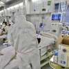 Các bác sỹ chăm sóc bệnh nhân COVID-19 nặng tại Trung tâm hồi sức tích cực COVID-19 bệnh viện Việt Đức ở Bệnh viện Dã chiến 13 (huyện Bình Chánh, TP.HCM). (Ảnh: TTXVN phát) 