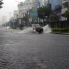 Tuyến đường Nguyễn Văn Linh bị ngập nước do mưa lớn liên tiếp. (Ảnh: Trần Lê Lâm/TTXVN)