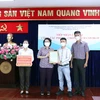 Bà Tô Thị Bích Châu, Chủ tịch Ủy ban Mặt trận Tổ quốc Việt Nam Thành phố Hồ Chí Minh tiếp nhận tượng trưng 50 máy tạo oxy do Công ty TNHH Thương mại Cao Đại Tín (HaKaWa) trao tặng. (Ảnh: Xuân Khu/TTXVN)