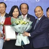 Phó Tổng giám đốc Vũ Việt Trang thay mặt TTXVN nhận Thư của Thủ tướng Nguyễn Xuân Phúc khen TTXVN đã có thành tích xuất sắc trong tuyên truyền Hội nghị Thượng đỉnh Triều Tiên-Hoa Kỳ lần thứ hai tại Hà Nội. (Ảnh: Thống Nhất/TTXVN) 