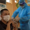 Người dân xã Tam Hiệp, huyện Thanh Trì được tiêm vaccine phòng COVID-19. (Ảnh: Tuấn Anh/TTXVN) 