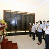 Đoàn lãnh đạo Thông tấn xã Việt Nam thắp hương tưởng nhớ các các anh hùng, liệt sỹ của TTXVN qua các thời kỳ. (Ảnh: Hoàng Hiếu/TTXVN) 