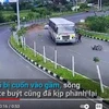 [Video] Người lái xe máy thoát chết hy hữu dù bị xe buýt cuốn vào gầm