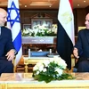 Thủ tướng Israel Naftali Bennett (trái) và Tổng thống Ai Cập Abdel Fattah El-Sisi trong cuộc gặp ngày 13/9 tại thành phố Sharm El-Sheikh. (Nguồn: AFP)