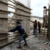 Công nhân Palestine làm việc tại một công trường ở khu Bờ Tây. (Nguồn: Reuters) 
