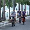 Phớt lờ quy định, một bộ phận người dân ở Hà Nội vẫn ra tụ tập đạp xe quanh Hồ Tây. (Ảnh: Tuấn Đức/TTXVN) 
