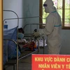 Nhân viên y tế chăm sóc cho bệnh nhân COVID-19 tại Trung tâm Y tế huyện miền núi Sơn Hòa. (Ảnh: Xuân Triệu/TTXVN)