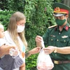 Hội Hữu nghị Việt-Nga phối hợp cùng Liên hiệp các tổ chức hữu nghị Khánh Hòa trao quà cho công dân Nga đang gặp khó khăn do dịch COVID-19 tại Khánh Hòa. (Ảnh: Phan Sáu/TTXVN)